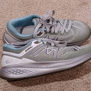Karhu Synchron 2.0 running shoes in the 'Sea Foam/Tahitian Teal' colorway Size 8